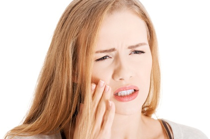 Frau mit Zahnschmerzen
