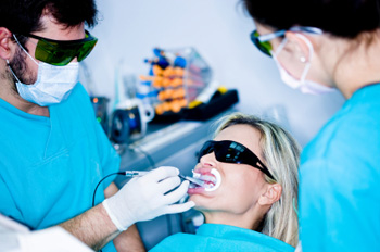 Zahnaufhellung beim Zahnarzt