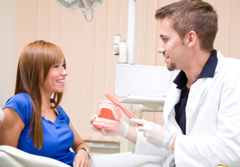 Der Zahnarzt nimmt eine professionelle Zahnreinigung vor